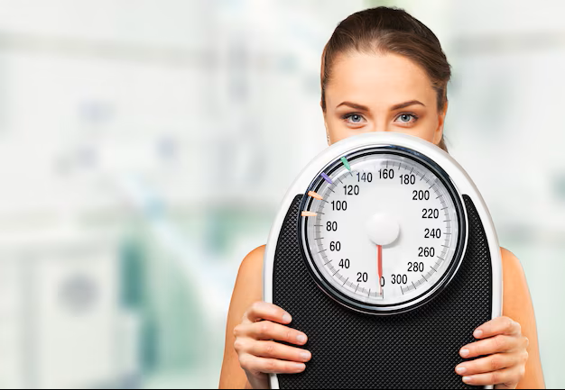 mulher-jovem-e-bonita-segurando-uma-balanca_488220-6106